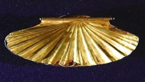 قوقعة ذهبية بمصر القديمة تكشف براعة فنية أسبق من الأهرامات بألفي عام